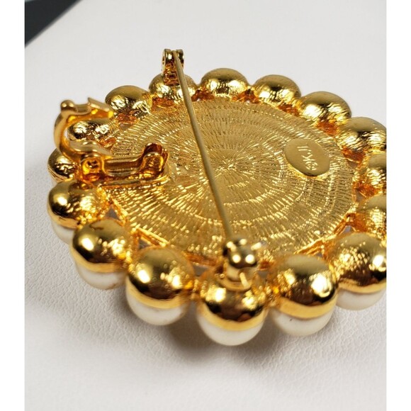 Vintage 1960's Kenneth Jay Lane Faux Pearl Gold Tone Circular Pendant Brooch Pin - Picture 13 of 16